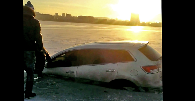 Машина провалилась под лед. Кадр из видео