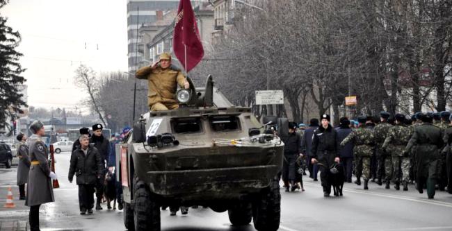 В параде задействован военный БРДМ. Фото с сайта 34.ua