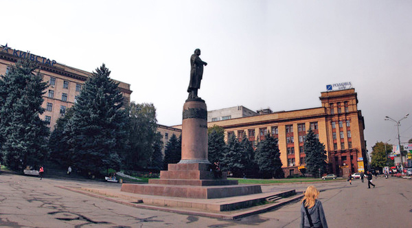 Ленин на площади. Фото сайта gorod.dp.ua