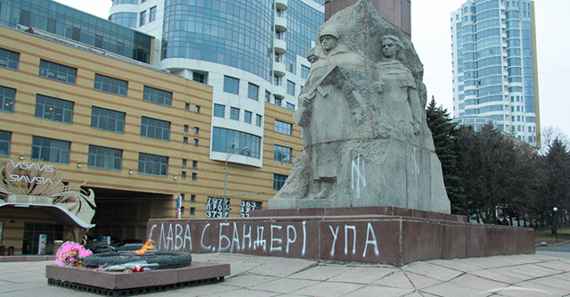 Неизвестные вандалы разукрасили памятники в Днепропетровске. Фото Евгения Кудри