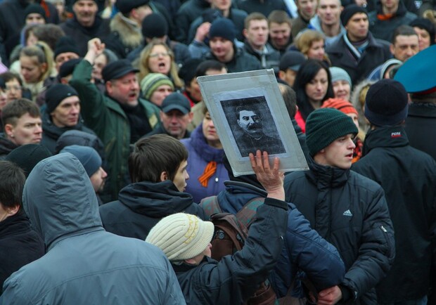 «Антифашисты» осквернили память погибших людей в Киеве. Фото Дениса Моторина