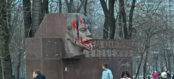 Ленина разукрасили. Фото Дениса Моторина
