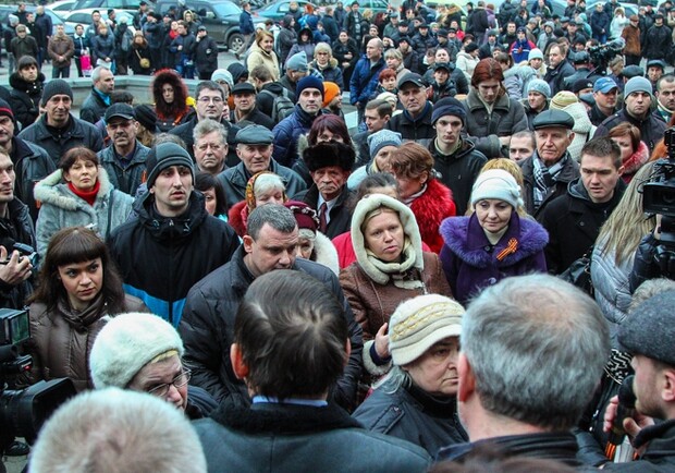 Митинг под городским советом. Фото Дениса Моторина