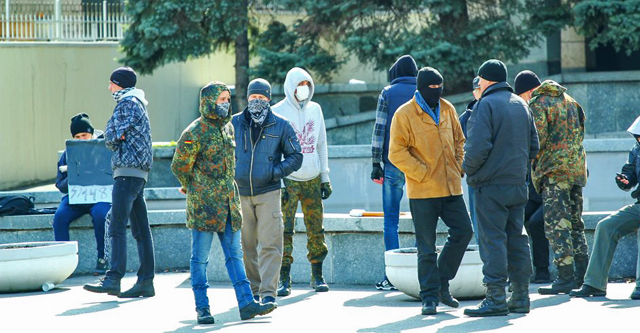 В Днепропетровске запретили людей в масках. Фото Дениса Моторина