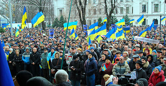 Как в Днепропетровске пели гимн Украины. Фото Дениса Моторина