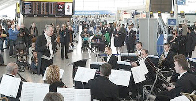 Всего выступят 105 музыкантов. Фото с сайта <a href="http://infosmi.net/kuryozy/6582-londonskij-simfonicheskij-orkestr-razvlekal-passazhirov-v-aeroportu-heathrow">infosmi.net</a>.