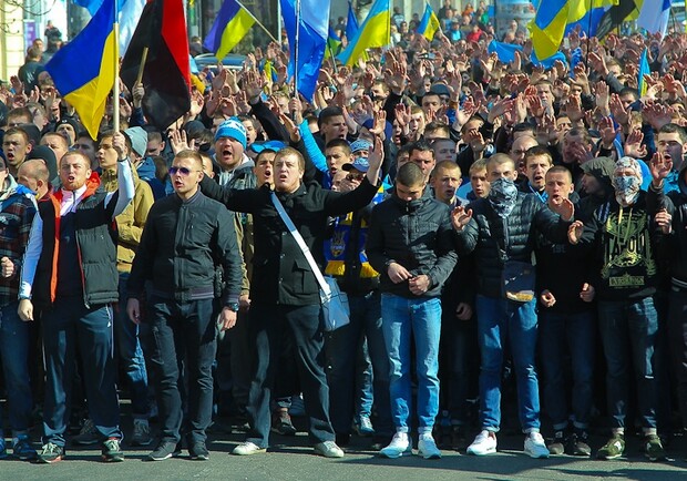Марш фанатов «Днепра» и «Динамо». Фото Дениса Моторина