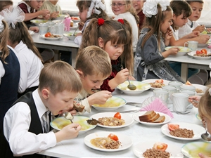 Питание школьников должно быть диетическим и безопасным. Фото с сайта www.serp-radost.ucoz.ru