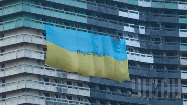 На гостинице "Парус" в Днепропетровске вывесили флаг с надписью: "Герои не умирают"