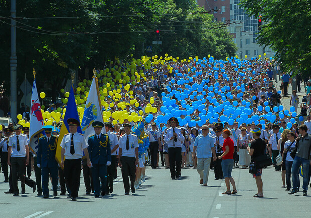 Парад выпускников в Днепропетровске. Фото Дениса Моторина