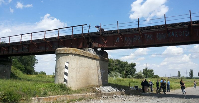 Мост взрыв мвд ПЖД поезд железная дорога террорист
Взорванный мост. Фото сайта Vgorode.ua