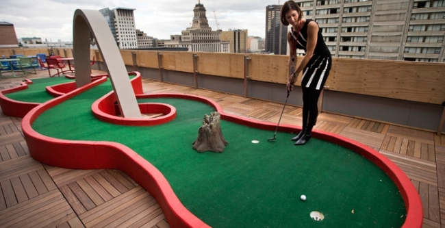 На крыше "Меноры" решили сыграть в мини-гольф. Фото с сайта mediamax.am