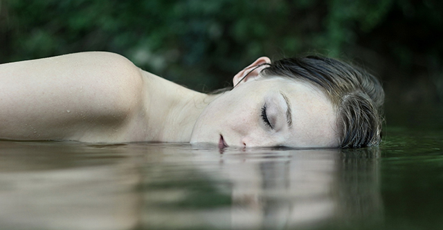 Женщина чуть не утонула. Фото сайта i1.ytimg.com