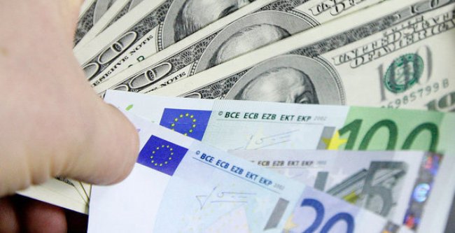 Курс доллара и евро вырос на межбанке. Фото с сайта ria.ru