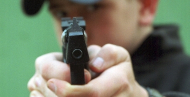 Двое мужчин были вооружены пистолетами. Фото с сайта izvestia.ru