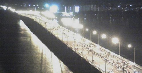 Живая цепь на Новом Мосту. Кадр из видео
