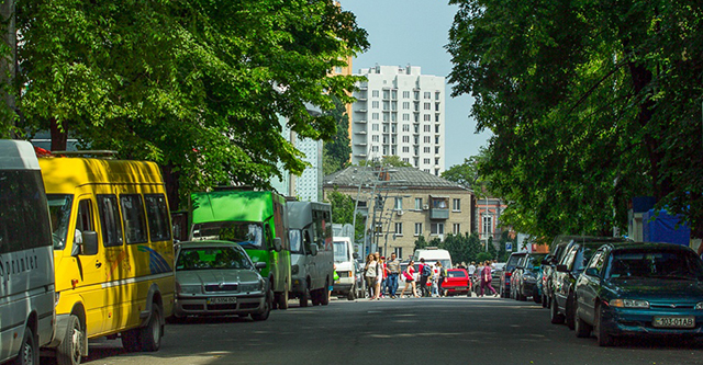 Харьковскую сделают частично пешеходной. Фото Дениса Моторина