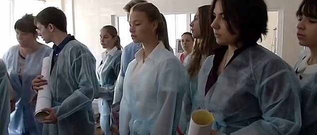 Лицеисты из Днепропетровска закупили антибиотики для раненных бойцов. Кадр из видео 34 канала