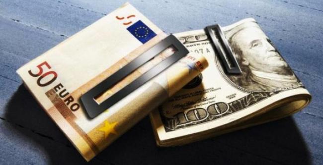 В течении дня котировки евро и доллара снизились. Фото с сайта odessit.ua