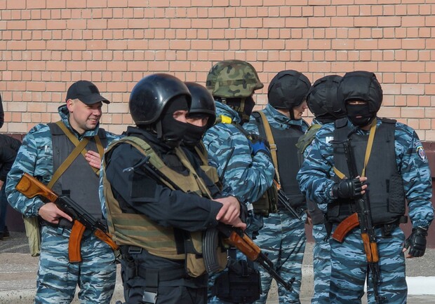 Вооруженные люди возле университета. Фото Рашада Тагиева