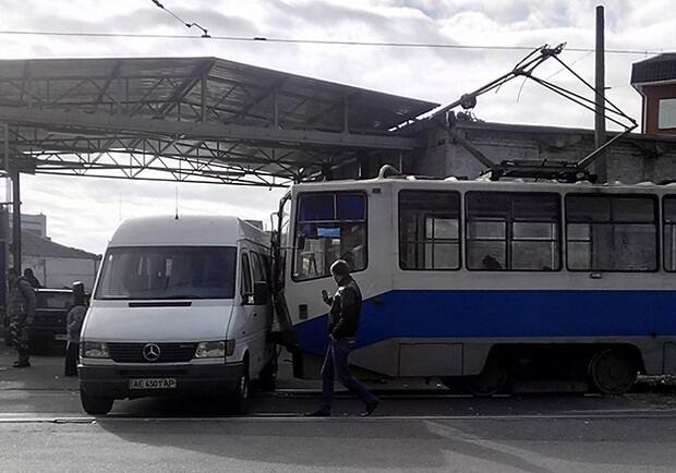 Трамвай врезался в микроавтобус. Фото Виктора Данилова