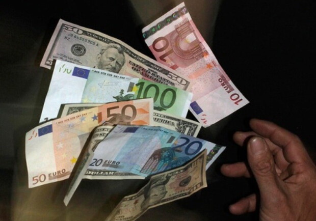Новость - События - Сколько сегодня стоят доллары и евро