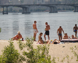 Побывав на пляже летом, можно было легко заразиться. Фото с сайта dv-gazeta.info.