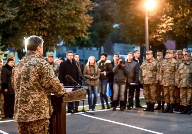 Новость - События - Порошенко в Днепропетровске вручил ордера на жилье семьям героев АТО