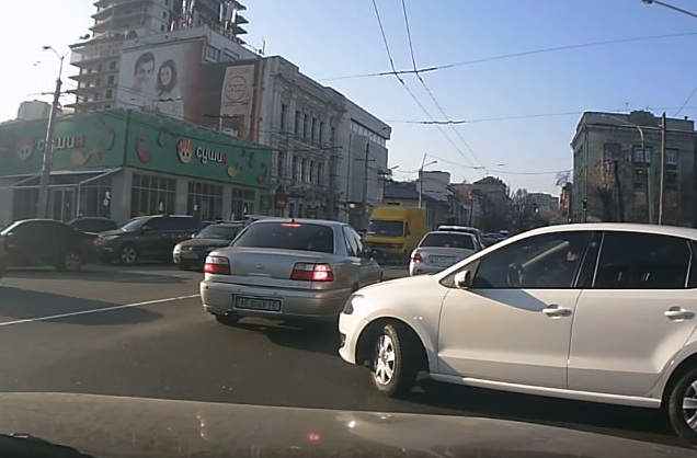 Новость - События - В Днепропетровске на съезде с Нового моста на ходу ограбили автомобиль