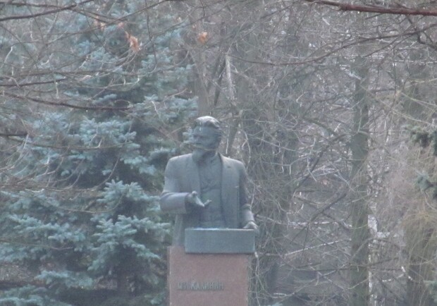 Памятник Калинину пока устоял. Фото: shukach.com