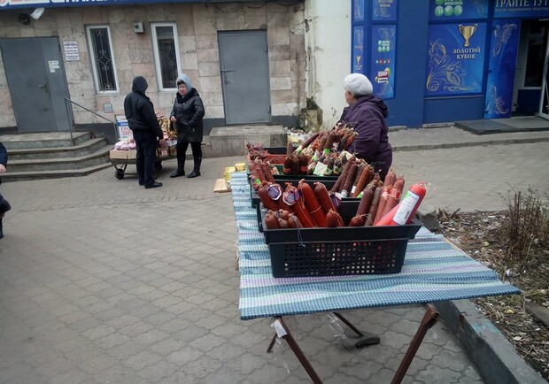 На Пастера продолжают среди улицы торговать  колбасой. Фото: Олег Чистопольцев