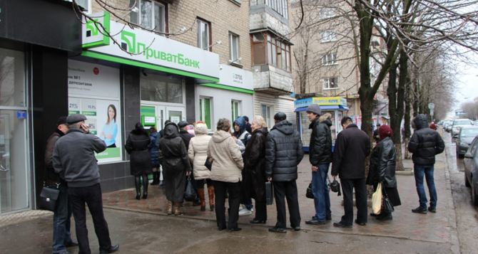 Новость - События - Смотри: в Днепре к банкоматам Привата выстраиваются очереди