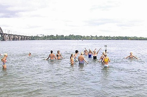 На острове искупались даже дети, фото с сайта segodnya.ua.