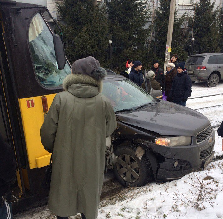 Новость - События - Авария в Днепре: трамвай протаранил автомобиль