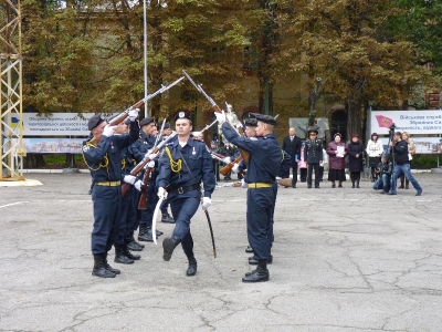 Будущим защитникам Отечества продемонстрировали показательные выступления опытных бойцов. Фото с сайта dp.ric.ua