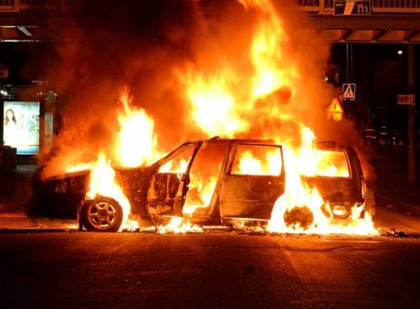 Новость - События - Вечерний пожар: в Днепре загорелся автомобиль