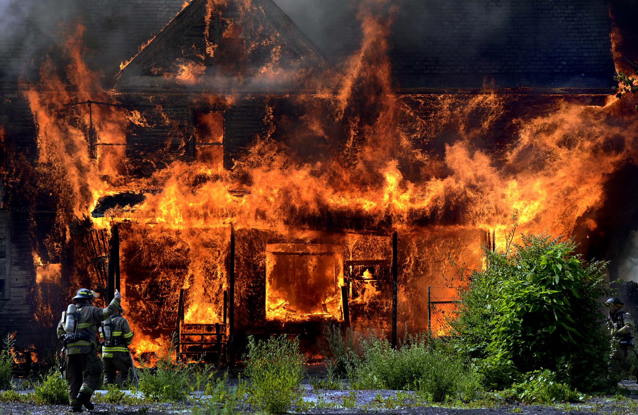 Новость - События - Пожар в жилом доме Днепра: спасатели два часа боролись с огнем
