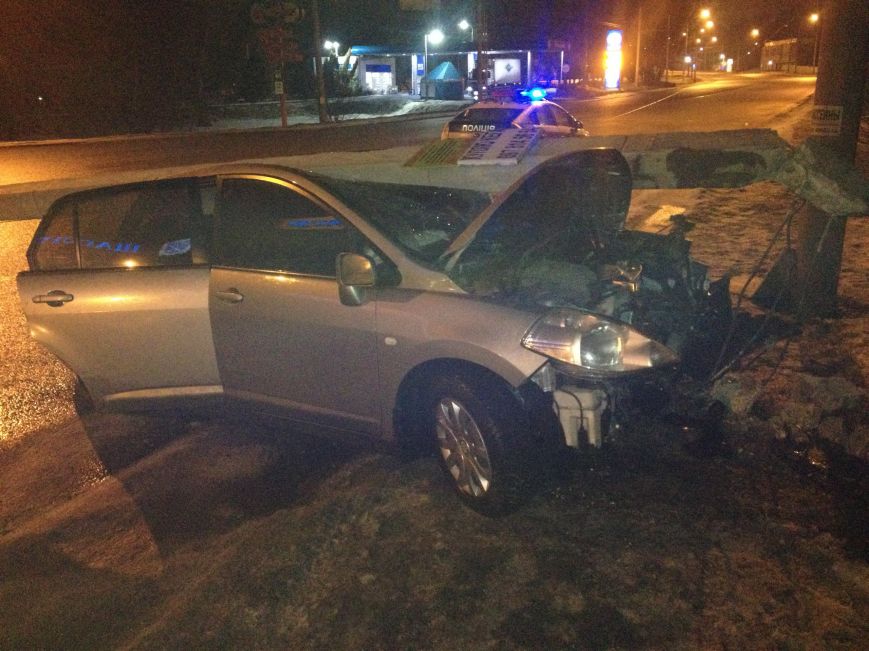 Новость - События - Авария на Запорожском шоссе: водитель влетел в столб