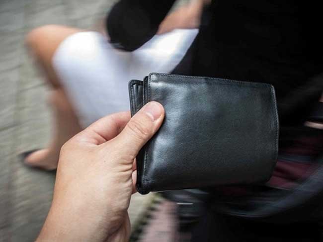 Новость - События - С доставкой на дом: полицейские привезли днепрянке украденный утром кошелек