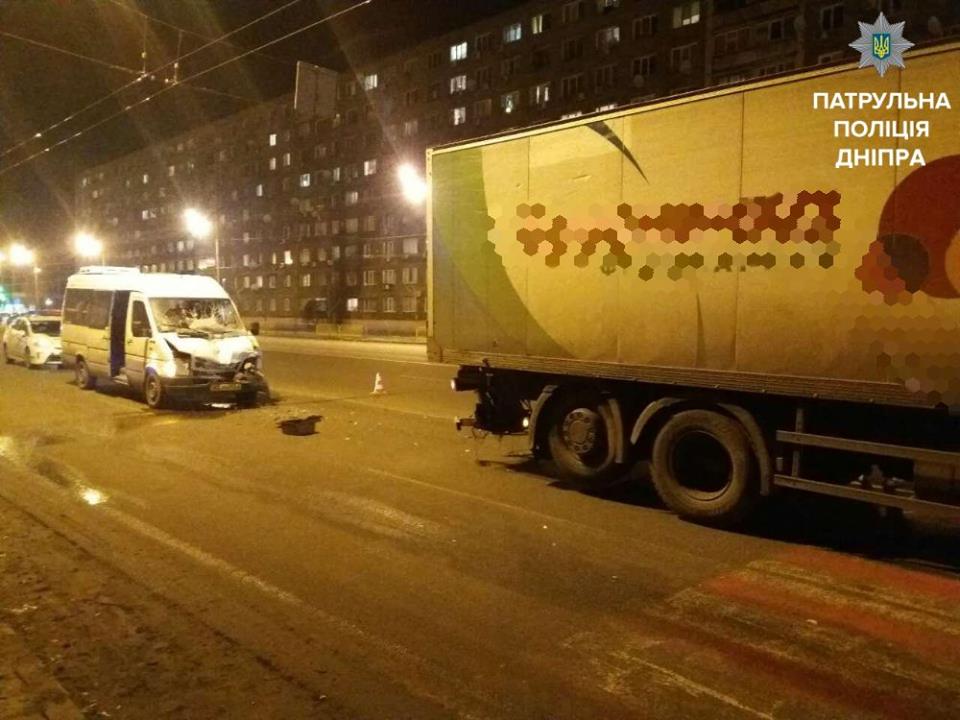 Новость - События - Авария на Слобожанском: маршрутка столкнулась с грузовиком