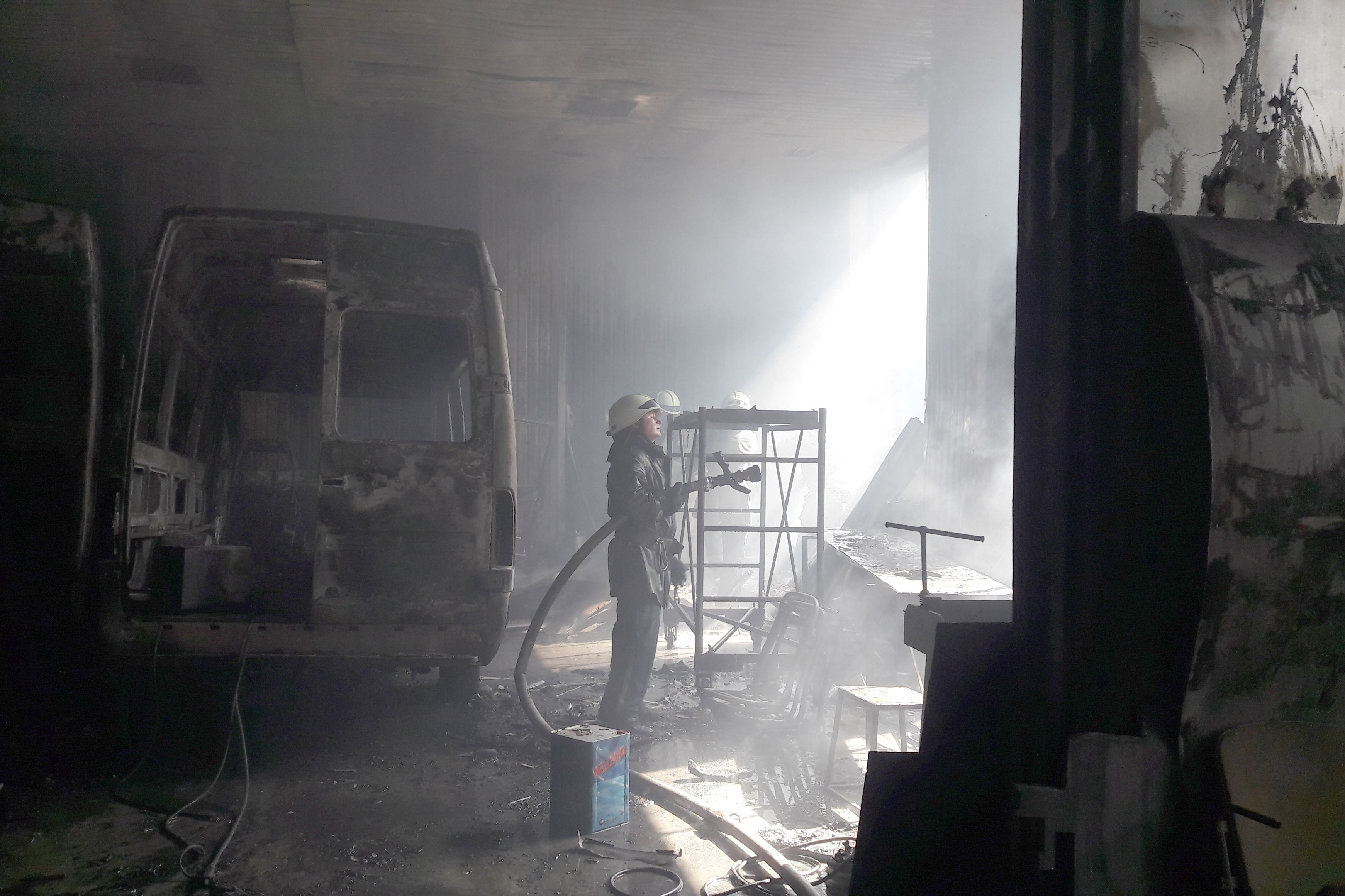 Новость - События - Опасная стихия: в Днепре загорелось здание с газовыми баллонами внутри