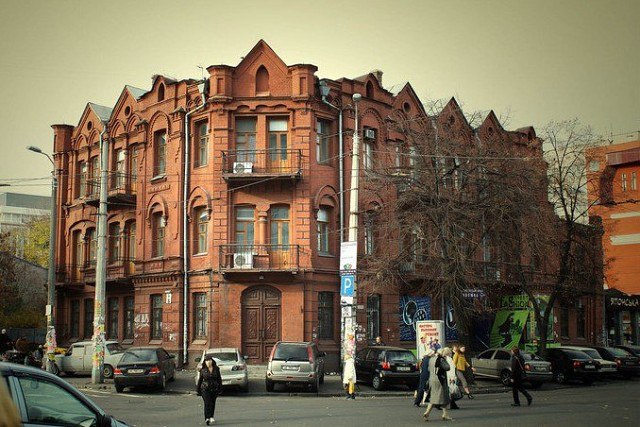 Здание бывшего "Гранд-отеля" на улице Глинки. Фото: Шукач.