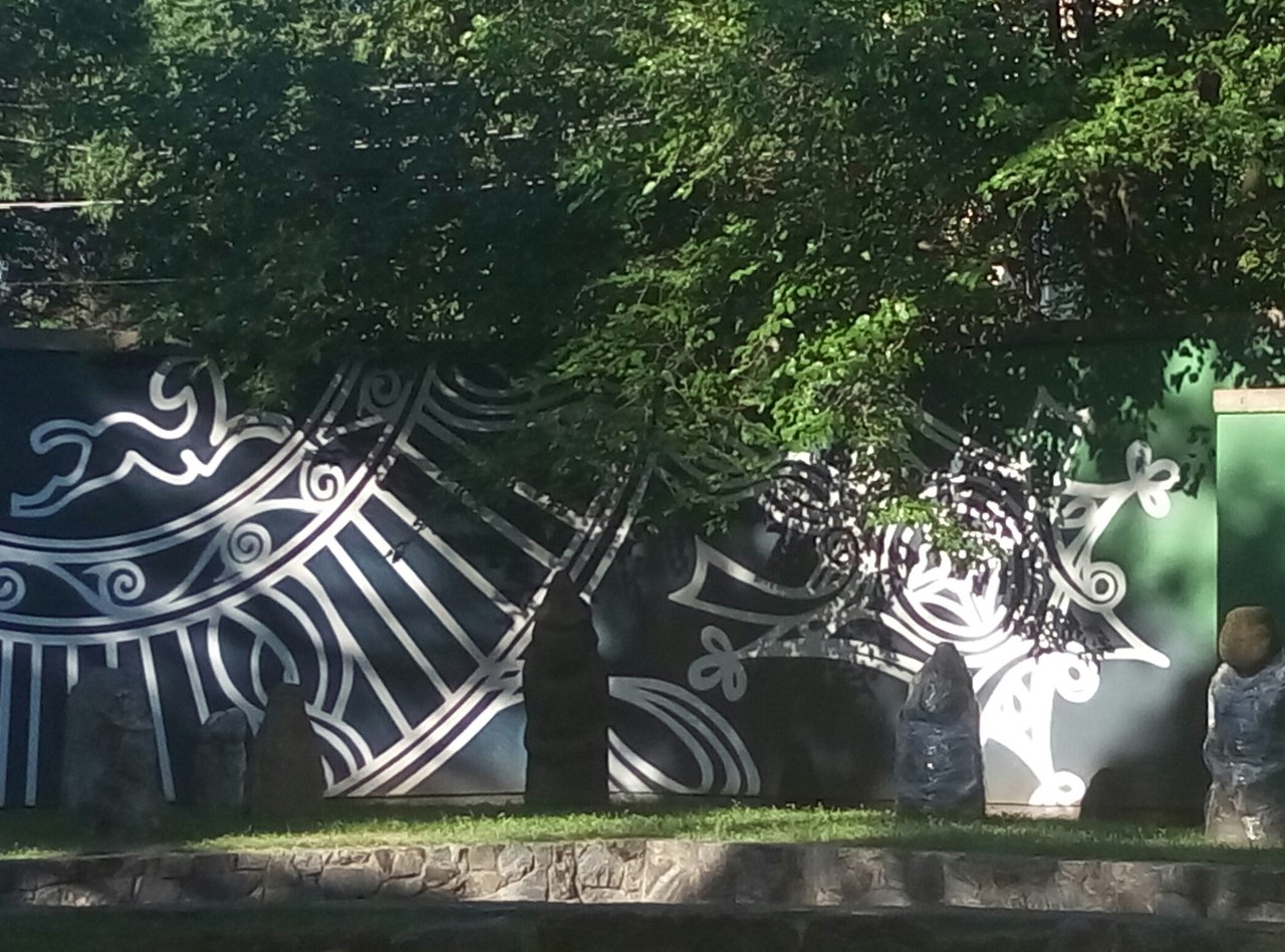 "Космическая" стена с этномотивами возле музея имени Яворницкого. Фото: Екатерина Шевцова.