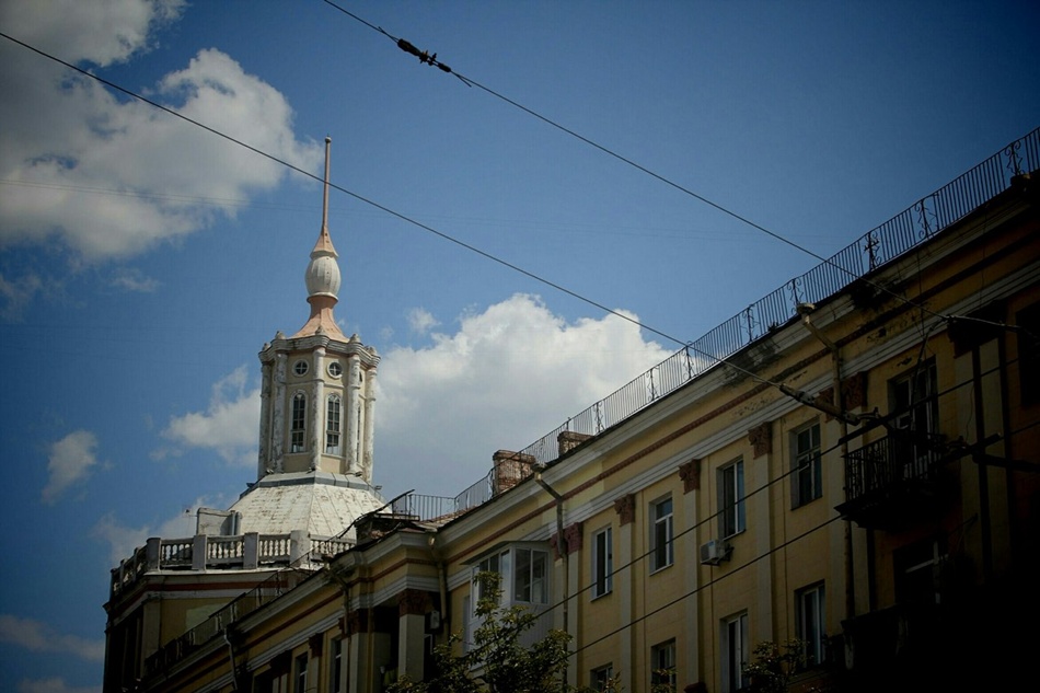 В центре Днепра началась реставрация фасада дома с беседкой на крыше (на углу Яворницкого и Андрея Фабра).