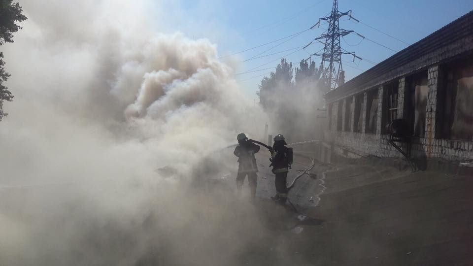 Новость - События - Большой пожар в Днепре: спасатели уже два часа борются с огнем
