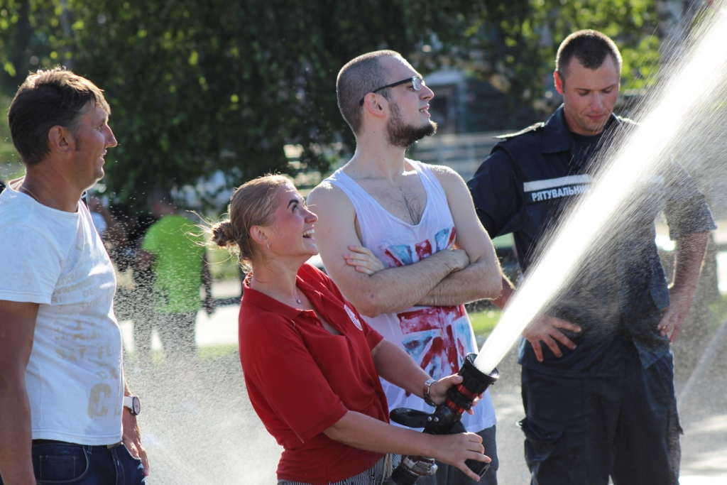 Новость - События - Охладили город: в Днепре спасатели обливали горожан водой