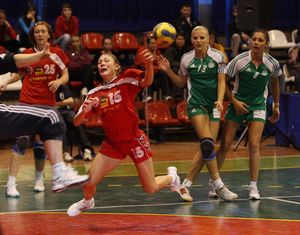 В атаке Юлия Манагарова, фото с сайта handball.in.ua
