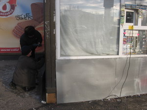 Один из обреченных киосков на проспекте Кирова - над ним уже «колдуют» ликвидаторы-коммунальщики. Фото автора.