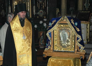 Теперь бывшую икону-календарь оправили в дорогую и красивую золотую раму. Фото пресс-службы Днепропетровской епархии УПЦ.