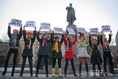 Днепропетровский филиал FEMEN в действии.
Фото с сайта ИА Новый Мост.